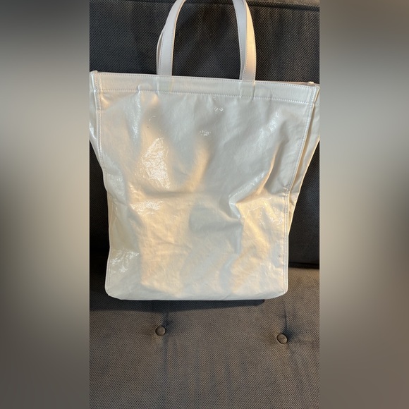 Authentic white unique and trendy Acne studio carry bag. - Picture 2 of 5